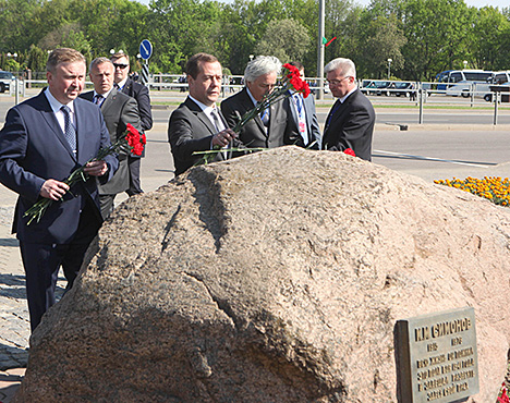 Kobyakov, Medvedev lay flowers to the Konstantin Simonov Memorial Stone