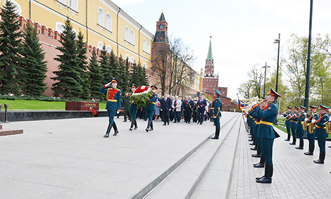 Belarus' Ambassador lays wreath at Tomb of Unknown Soldier in Moscow