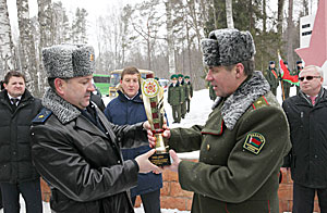 Vladimir Moiseyenko handed over the symbol of the victory relay race — a cup with the words “Victory 70”