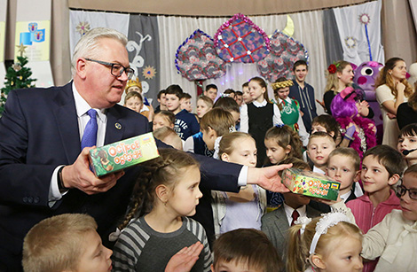 Minsk special boarding school receives New Year gifts from Belarus president