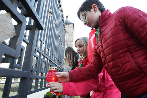 Belarusians bring flowers to Russian embassy in Belarus after St Petersburg metro explosion