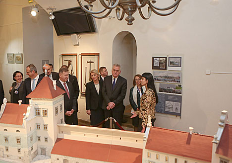Tomislav Nikolic visits Mir Castle complex