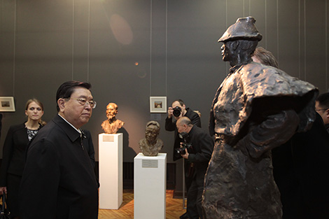 Zhang Dejiang visits National Art Museum of Belarus