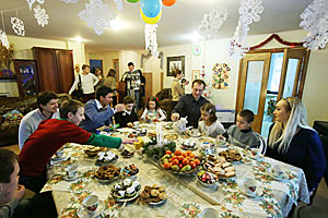 Participants of Christmas ice hockey tournament visit Istoki children’s village