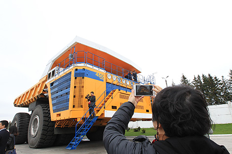 Chinese reporters visit BelAZ