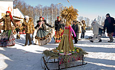 Folk ritual Pull the Kolyada Up the Oak