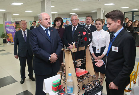 School student shows self-assembled 3D printer to Belarus president