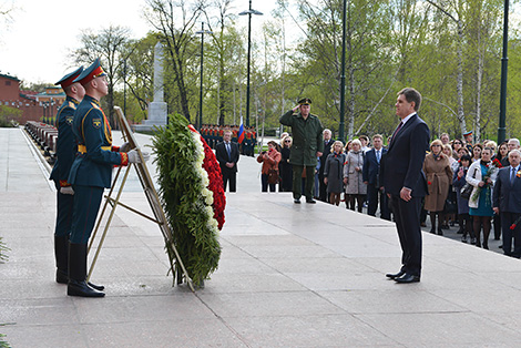 Belarus' Ambassador lays wreath at Tomb of Unknown Soldier in Moscow