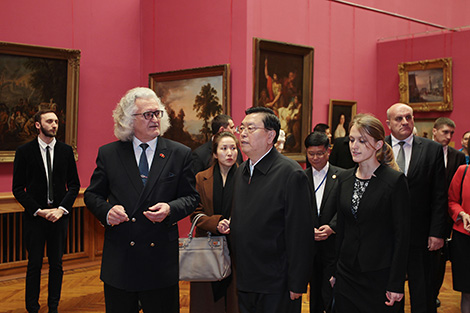 Zhang Dejiang visits National Art Museum of Belarus