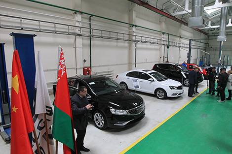 Chinese reporters visit BelGee car factory in Belarus