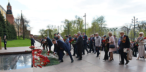 Belarus' Ambassador lays wreath at Tomb of Unknown Soldier in Moscow