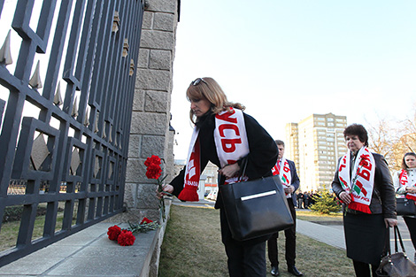 Belarusians bring flowers to Russian embassy in Belarus after St Petersburg metro explosion