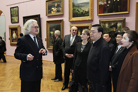 Zhang Dejiang visits National Art Museum of Belarus