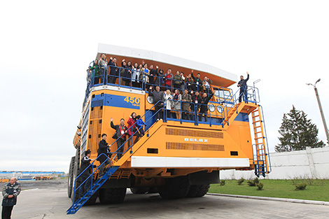 Chinese reporters visit BelAZ