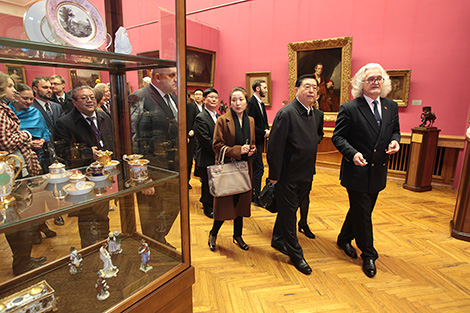 Zhang Dejiang visits National Art Museum of Belarus