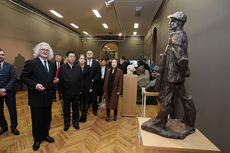 Zhang Dejiang visits National Art Museum of Belarus