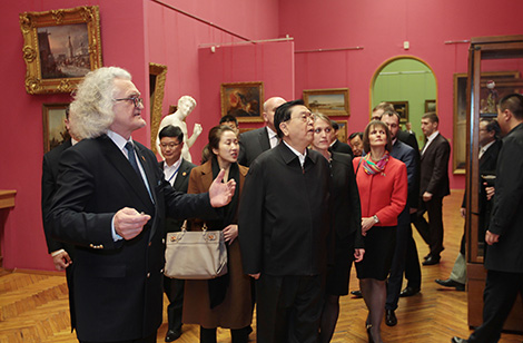 Zhang Dejiang visits National Art Museum of Belarus