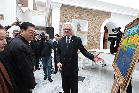 Zhang Dejiang visits National Art Museum of Belarus