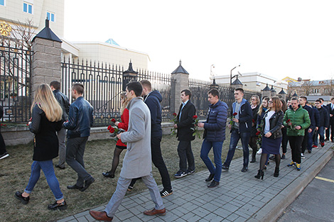 Belarusians bring flowers to Russian embassy in Belarus after St Petersburg metro explosion