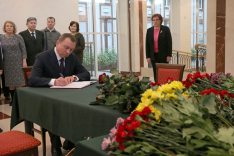 Makei signs book of condolences at Russian Embassy in Minsk