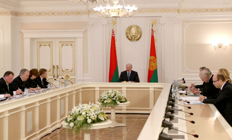 Alexander Lukashenko at a session to discuss the Belarusian pharmaceutical industry 