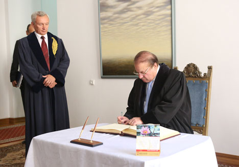 Belarusian State University awards professor emeritus title to Pakistan prime minister