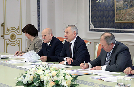 Lukashenko against using budget funds to solve problems of enterprises, banks