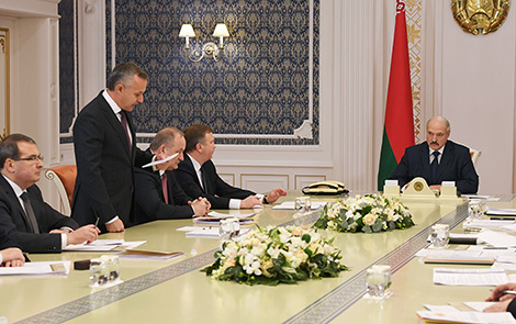 Lukashenko against using budget funds to solve problems of enterprises, banks