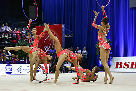 сборная Беларуси нв групповых упражнениях с двумя обручами и шестью булавами