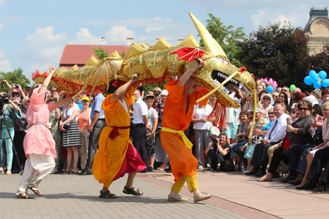 Китайские драконы и глотатели огня прошли в театрализованном шествии фестиваля в Гродно