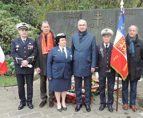 Посол Беларуси во Франции Павел Латушко (в центре) с участниками церемонии возле мемориала "Нормандия-Неман"