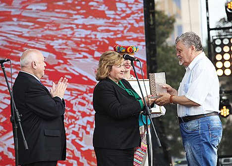 в номинации "Лучшее произведение прозы" лауреатом стал Александр Мартинович за сборник исторических рассказов "Тепло прежних кострищ". Награду вручает министр информации Лилия Ананич