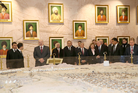 Лукашенко с краткой экскурсией посетил мемориальный комплекс "Народная память" в Ашхабаде