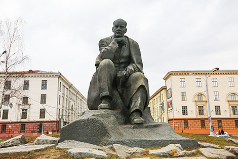 Памятник Якубу Коласу в Минске