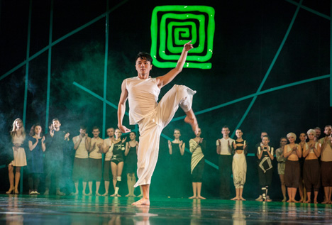 Обладатель Гран-при солист Центрального ансамбля песни и танца армии КНР Юйчен Яо, Пекин