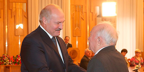 Лукашенко поздравил народного художника Беларуси Виктора Громыко с 95-летием