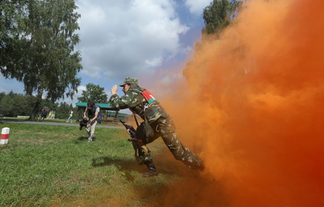 Участники конкурса на полосе препятствий