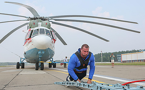 Белорусский силач Кирилл Шимко сдвинул с места вертолет-гигант из "Крепкого орешка"