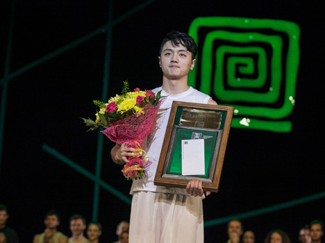Обладатель Гран-при солист Центрального ансамбля песни и танца армии КНР Юйчен Яо, Пекин