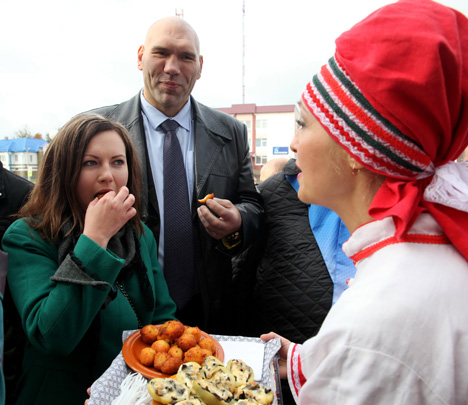 В составе делегации Брянской области прибыл на праздник Николай Валуев В составе делегации Брянской области прибыл на праздник Николай Валуев