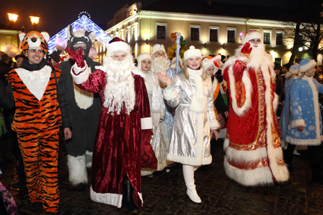 Более 600 новогодних персонажей зажгли огни на главной елке в Гродно