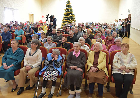 Ученики Острошицко-Городокской школы с Николаем Лукашенко приехали в гости к жителям дома-интерната в Минске