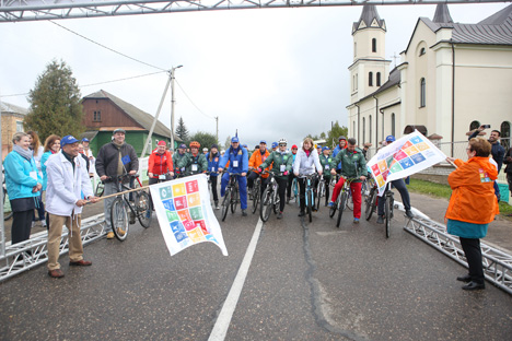 Велопробег в поддержку Целей устойчивого развития собрал в Воложинском районе участников из 35 стран