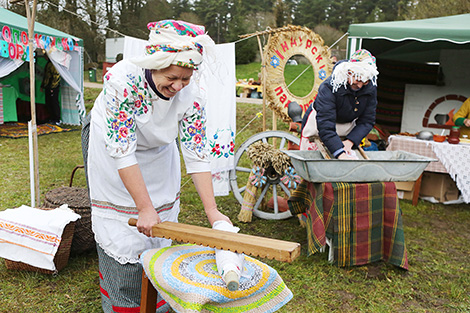 Мастер-класс по стирке и глажке белья при помощи деревянных инструментов Мастер-класс по стирке и глажке белья при помощи деревянных инструментов