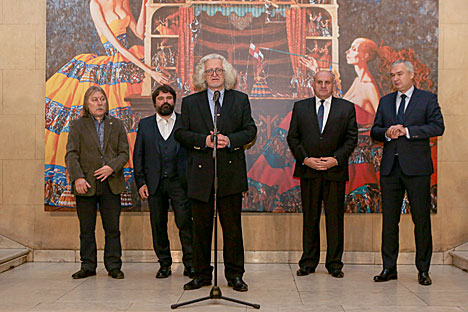 Персональная выставка известного художника Романа Заслонова. На снимке: Григорий Ситница, художник Роман Заслонов, Владимир Прокопцов, Василий Черник, Павел Латушко