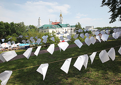 Участники стихомарафона на "Славянском базаре" 14 с половиной часов читали о Витебске