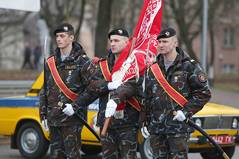 Милиционеры прошли торжественным маршем по центру Гродно
