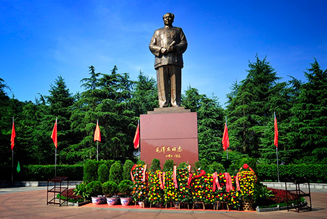 Белорусская делегация в преддверии Дня образования КНР возложила венок к мемориалу Мао Цзэдуна