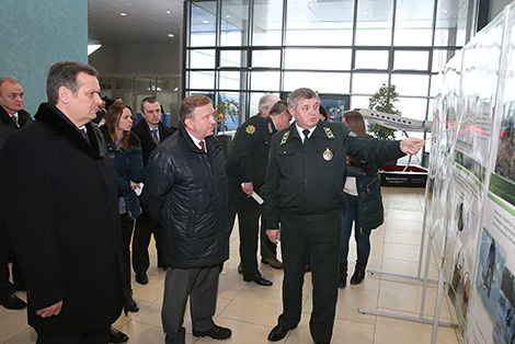 Премьер-министр Беларуси Андрей Кобяков посетил строительные площадки нового авиаремонтного завода и второй взлетно-посадочной полосы в Национальном аэропорту Минск