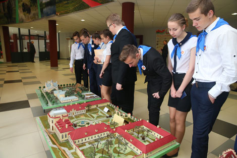 Минские гимназисты удивили Президента макетами утраченных памятников архитектуры